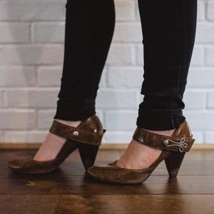 Vintage brown strap low heels